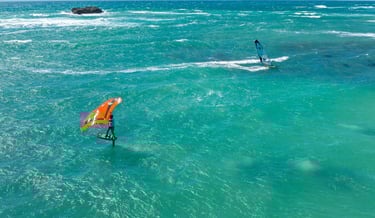 Wingfoil et windsurf en navigation à la baie de Sakalava devant Ocean Lodge Madagascar