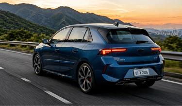 Renderização do Chevrolet Vectra GT-X 2026 hatch médio esportivo visto de traseira