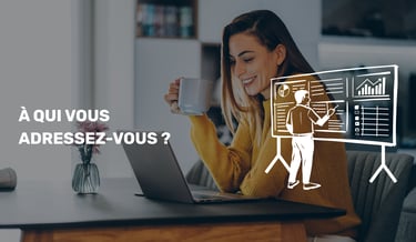 Une femme assise à une table avec une tasse de café et un ordinateur portable