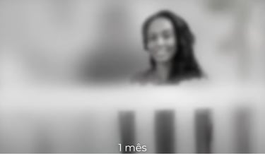 Simulação da visão com 1 mês de vida – ainda desfocada, mas com leve percepção de formas e contraste