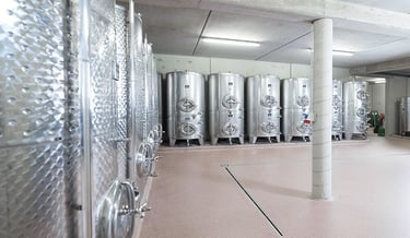 Edelstahl-Gärtanks im Weinkeller Weingut Uhl Südsteiermark