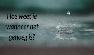 Druppel raakt wateroppervlak, ‘Hoe weet je wanneer het genoeg is?’ Reflectiemoment van schoolleider.