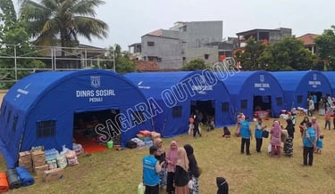 Tenda bantuan bencana berwarna biru milik Dinas Sosial didirikan di sebuah lapangan