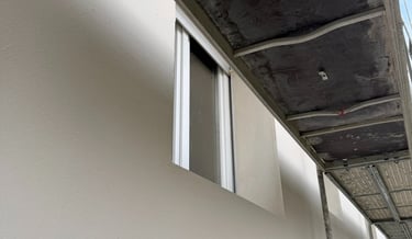 Ravalement de façade sur un contour de fenêtre