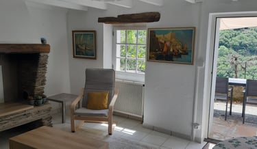 Salon du gîte la Petite Corse à Rosis dans l'Hérault avec vue sur la terrasse