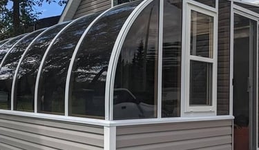 Solarium with curved single-glazed panels.