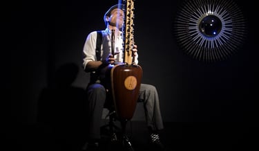 Jérôme De Cuyper playing on the chromatic kora "Jazzy-Kora"