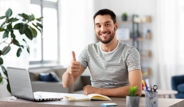 Homme qui retrouve confiance et motivation en accompagnement en bilan de compétences