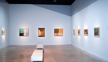 Fotografia da exposição Afinidades na galeria de artes do Sesc
