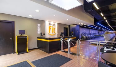 foto da entrada de uma academia de ginástica