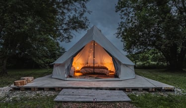  une tente Airbnb avec un lit au milieu