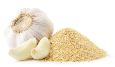 garlic powder with garlic cloves