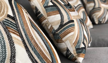 Coussins multicolores broderie sur-mesure marron bleu marine et beige