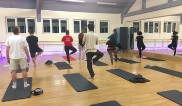 Garudasana postura realizata la cursul de yoga Alchimia Vietii din Bucuresti