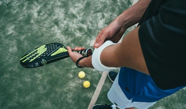 persona preparandose para jugar a padel