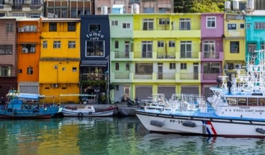 Barcos e casas coloridas no porto de Keelung, Taiwan, escala em cruzeiros pela Ásia