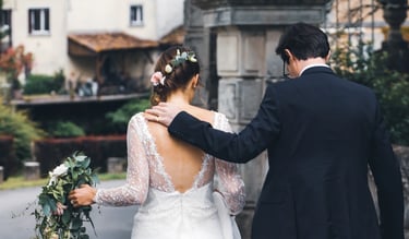Couple de jeunes mariés de dos qui marchent ensemble