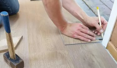 un parqueteur trace avec un crayon pour faire une découpe de parquet ayguesvives miliandeco peintre