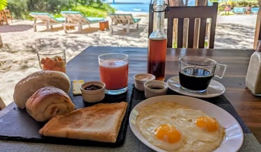 Petit déjeuner au restaurant de l’hôtel Ocean Lodge sur la plage à la Baie de Sakalava à Diego-Suarez Madagascar