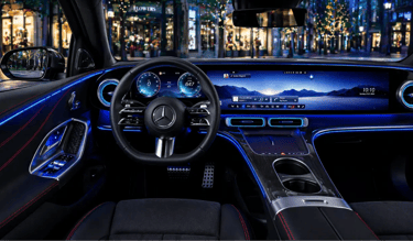 Interior do Mercedes Classe C elétrico com painel digital widescreen e iluminação ambiente azul