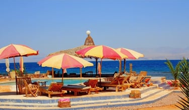 Piscina d'acqua dolce e Arisha di spiaggia con ombrelloni sul Mar Rosso presso Bedouin Star
