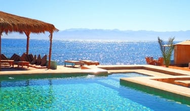 Piscina d'acqua dolce e area relax sulla spiaggia presso il campo Bedouin Star sul Mar Rosso