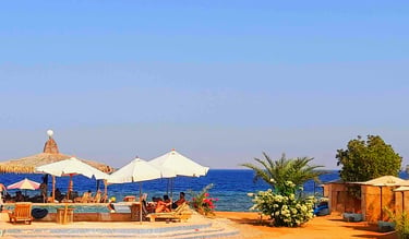 Amici e famiglia in vacanza al Bedouin Star resort con piscina in Egitto