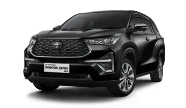 Toyota Zenix warna hitam dengan gril depan lebar menggunakan velg Aloy pandangan dari kiri depan.