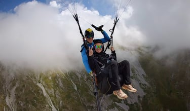 Volo in parapendio biposto sopra le montagne e il lago della Valle Reatina, esperienza outdoor vicino a Rieti