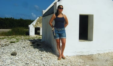 foto da autora visitando a casa dos escravos em bonaire