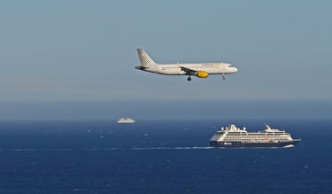 Photo d'un avion en vol avec bateaux en arrière-plan
