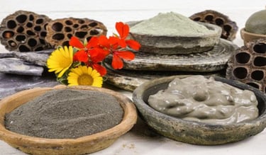 Ghassoul dans des récipients en terre cuite selon le rituel traditionnel marocain