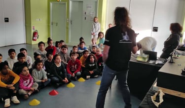 Alain Surina face à des enfants avec la maquette interactive Hubert