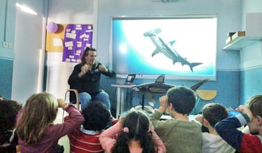 des enfants qui font le signe du requin marteau avec Alain Surina