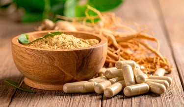 Raíces y cápsulas de ashwagandha, la ashwagandha es un excelente adaptógeno,
