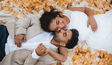 brautpaar-im-herbstlichen-kurpark