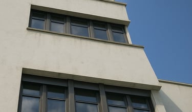 Immeuble blanc avec façade sale avant entretien