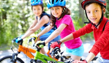 Actividades deportivas como ir en bicicleta por el jardín del Turia.
