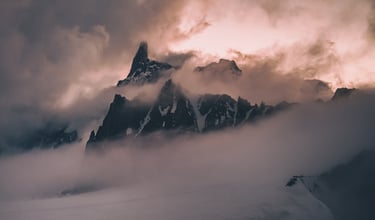 Dent du Géant, à l'aube. Massif du Mont-Blanc