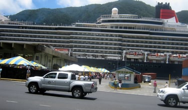 Navio de cruzeiro Queen Elizabeth ancorado no porto de Pago Pago.
