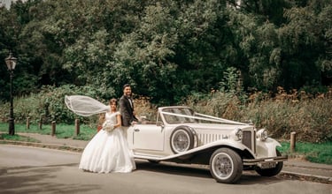 Wedding couple with vintage car, shot by Fred Art Studio