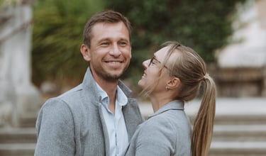 Hochzeitsfotograf Bad Staffelstein: Verliebter Blick der Braut auf ihren zukünftigen Mann. 
