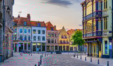 Façades historiques de Lille, représentant le service local de conciergerie QELIO pour Airbnb.