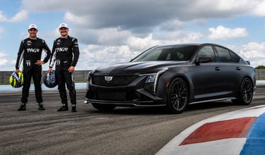 Cadillac CT5-V Blackwing F1 com motor V8 de 685 cv ao lado de pilotos na pista