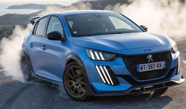 Peugeot 208 Rally Urban fazendo drift com fumaça dos pneus em estrada de montanha