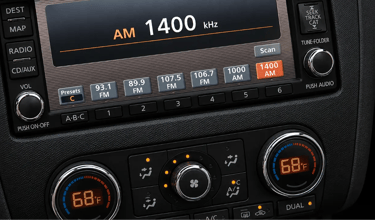 Rádio AM 1400 exibido no painel de um carro com central multimídia.