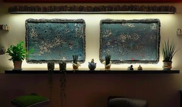 Auftragsarbeit aus zwei Acrylbildern mit dunklen Gipsrahmen und, die Bilder umfassend, kunstvollen Catwalk-Elementen