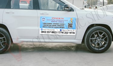 Car magnet de Angelica's Cleaning Services LLC con QR, servicios, redes y teléfono.