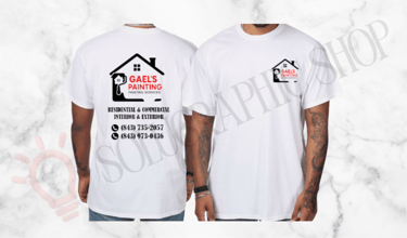 Camiseta blanca manga corta (vinyl), logo al frente y atrás con teléfonos e info.