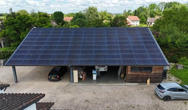 Panneaux photovoltaïques sur un toit de garage / SOLAIRDOM